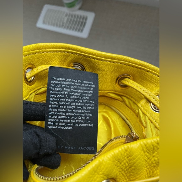 Marc by Marc Jacobs 2 way drawstring leather bag in yellow colour - Picture 9 of 10